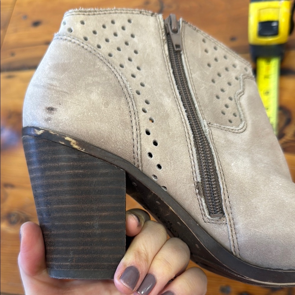 Lucky Brand Gray Tan Ankle Boots Cutout Design and Medium Stacked Heel Size 8.5 - Picture 7 of 10